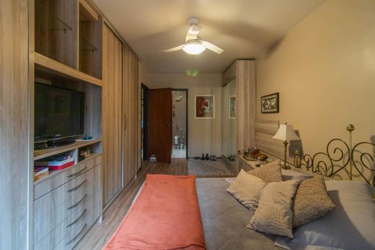Suíte de casa à venda com 3 quartos, 281m² em Espírito Santo, Porto Alegre