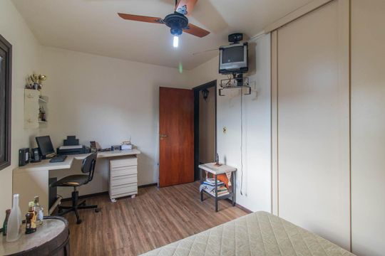 Quarto 2 de casa à venda com 3 quartos, 281m² em Espírito Santo, Porto Alegre