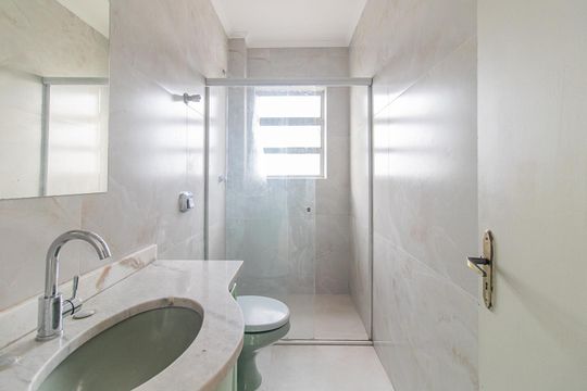 Banheiro Social de apartamento para alugar com 3 quartos, 96m² em Medianeira, Porto Alegre