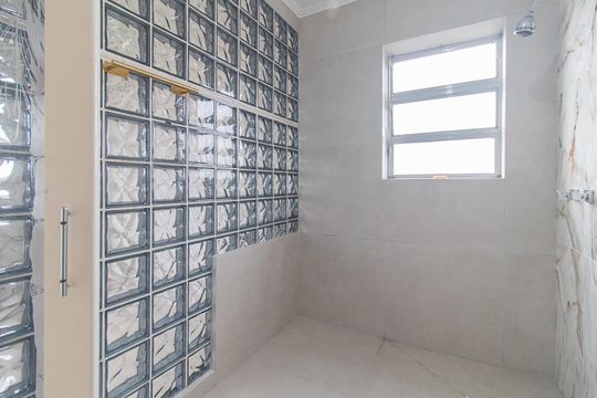 Banheiro da Suíte de apartamento para alugar com 3 quartos, 96m² em Medianeira, Porto Alegre