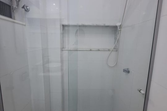 Banheiro de apartamento à venda com 1 quarto, 28m² em Botafogo, Rio de Janeiro