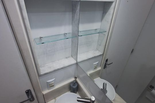 Banheiro de apartamento à venda com 1 quarto, 28m² em Botafogo, Rio de Janeiro