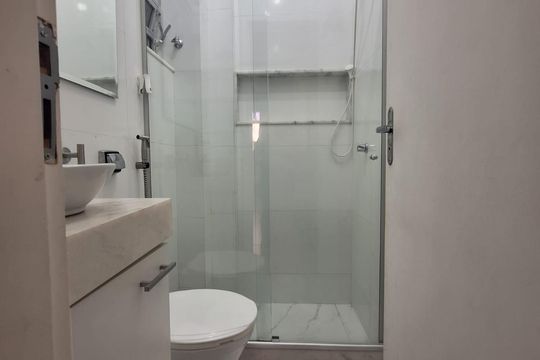 Banheiro de apartamento à venda com 1 quarto, 28m² em Botafogo, Rio de Janeiro