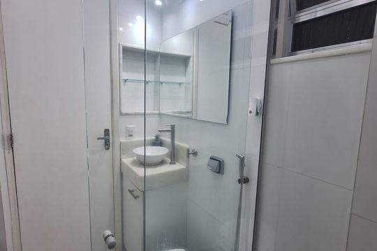 Banheiro de apartamento à venda com 1 quarto, 28m² em Botafogo, Rio de Janeiro