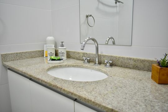 Banheiro de kitnet/studio para alugar com 0 quarto, 20m² em Vila Clementino, São Paulo