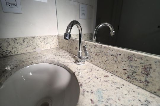 Banheiro da Suíte de apartamento para alugar com 2 quartos, 56m² em Santa Mônica, Uberlândia
