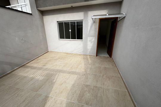 Garagem de casa à venda com 3 quartos, 100m² em Vila Romero, São Paulo