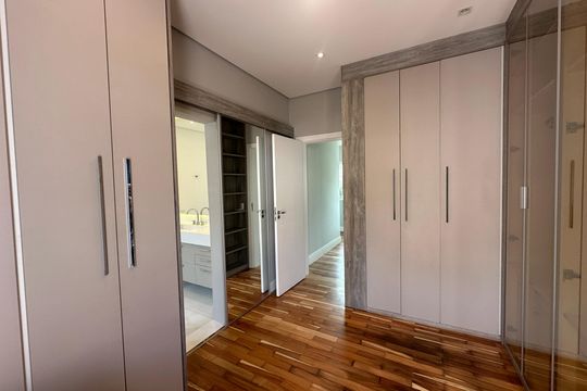 Closet de casa para alugar com 4 quartos, 412m² em Alphaville Residencial Um, Barueri