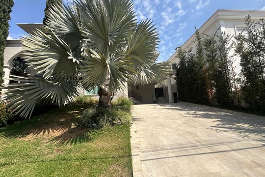 Garagem de casa para alugar com 4 quartos, 412m² em Alphaville Residencial Um, Barueri