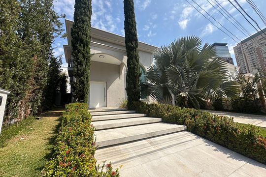 Fachada de casa para alugar com 4 quartos, 412m² em Alphaville Residencial Um, Barueri