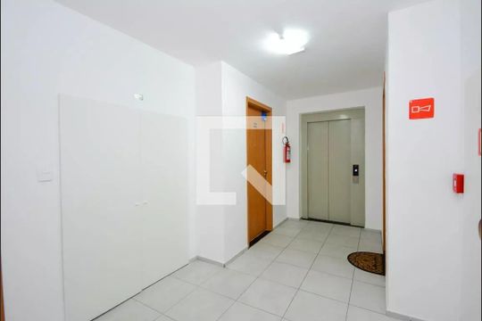 Hall de entrada de apartamento à venda com 2 quartos, 44m² em Vila Barros, Guarulhos