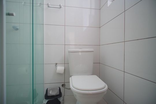 Banheiro da Suíte de apartamento à venda com 1 quarto, 40m² em São Geraldo, Porto Alegre