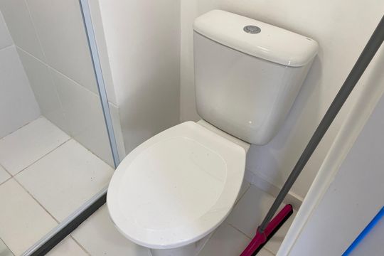 Banheiro de kitnet/studio para alugar com 1 quarto, 18m² em Mooca, São Paulo