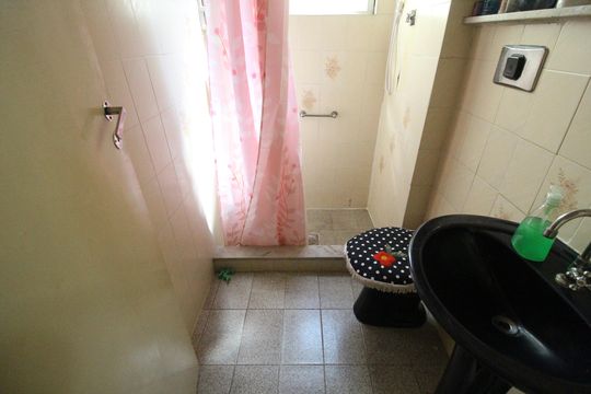 Banheiro de apartamento para alugar com 2 quartos, 50m² em Taquara, Rio de Janeiro
