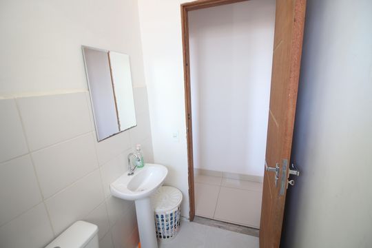 Banheiro de apartamento à venda com 2 quartos, 57m² em Cinco, Contagem