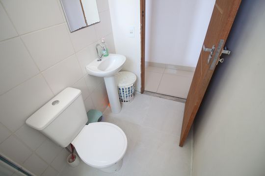 Banheiro de apartamento à venda com 2 quartos, 57m² em Cinco, Contagem