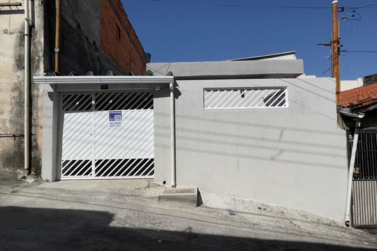 Fachada + Placa de casa para alugar com 2 quartos, 100m² em Parque Boturussu, São Paulo