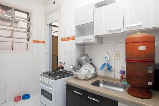 Cozinha e Área de Serviço de apartamento à venda com 2 quartos, 63m² em Floresta, Porto Alegre