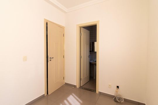 Quarto de Serviço de casa de condomínio para alugar com 5 quartos, 412m² em Residencial Barão do Café, Campinas