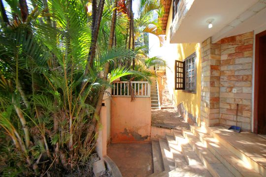 Entrada de casa à venda com 6 quartos, 793m² em Santa Lúcia, Belo Horizonte