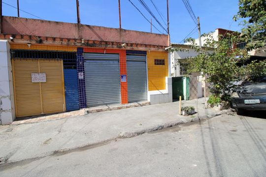Fachada de casa à venda com 3 quartos, 190m² em Olaria, Rio de Janeiro