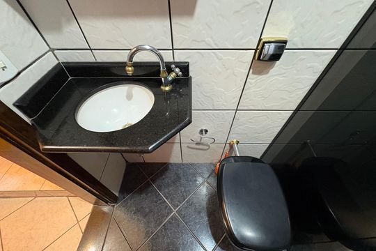 Banheiro de casa à venda com 4 quartos, 162m² em Parque Oratório, Santo André