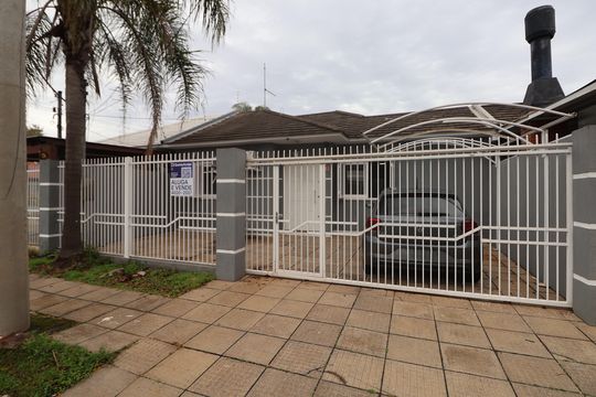 Fachada de casa à venda com 2 quartos, 67m² em Rio Branco, Canoas