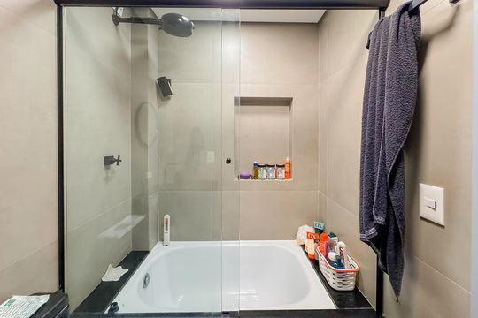 Banheiro de kitnet/studio à venda com 1 quarto, 38m² em Liberdade, São Paulo