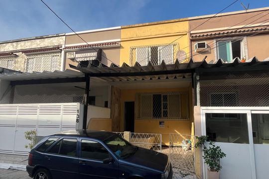 Fachada de casa de condomínio à venda com 2 quartos, 70m² em Portuguesa, Rio de Janeiro