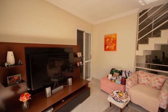 Sala de casa de condomínio à venda com 3 quartos, 180m² em Santa Teresinha, São Paulo