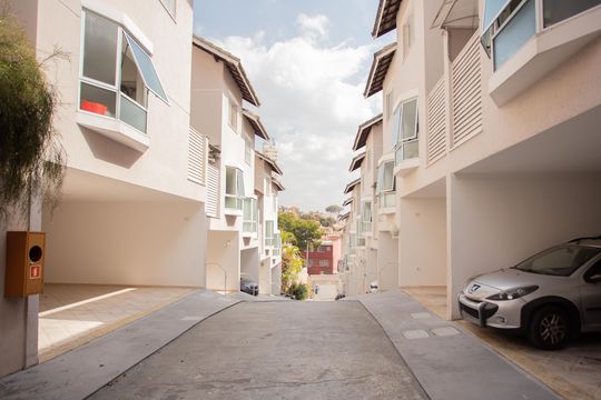 Fachada de casa de condomínio à venda com 3 quartos, 180m² em Santa Teresinha, São Paulo