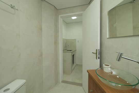Banheiro de kitnet/studio para alugar com 1 quarto, 30m² em Liberdade, São Paulo