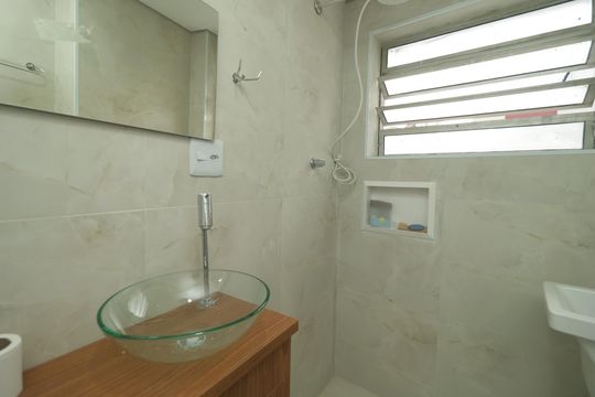Banheiro de kitnet/studio para alugar com 1 quarto, 30m² em Liberdade, São Paulo