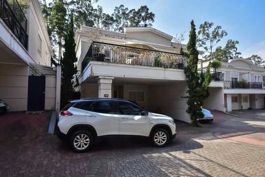 Fachada de casa de condomínio à venda com 4 quartos, 300m² em Jardim Panorama, São Paulo