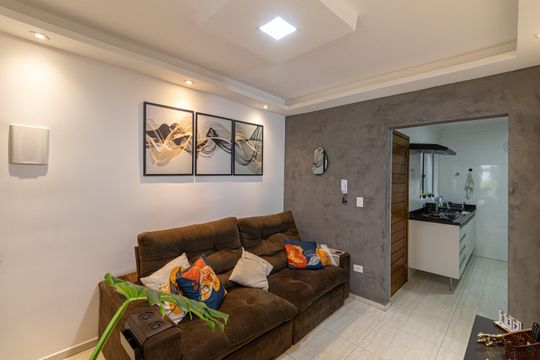 Sala de casa de condomínio para alugar com 2 quartos, 69m² em Vila Araguaia, São Paulo