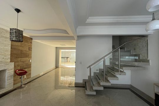Sala de casa de condomínio para alugar com 4 quartos, 125m² em Jardim Passargada I, Cotia