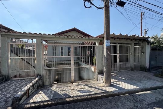 Fachada de casa à venda com 3 quartos, 378m² em Vila Lucinda, Santo André