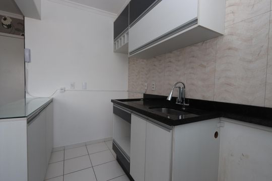 Cozinha de apartamento para alugar com 2 quartos, 48m² em Cidade Satelite Santa Barbara, São Paulo