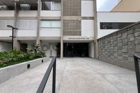 Entrada de apartamento à venda com 2 quartos, 80m² em Pinheiros, São Paulo