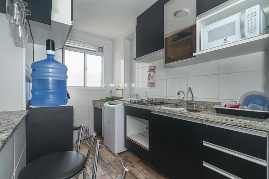 Cozinha de apartamento à venda com 2 quartos, 51m² em Rubem Berta, Porto Alegre
