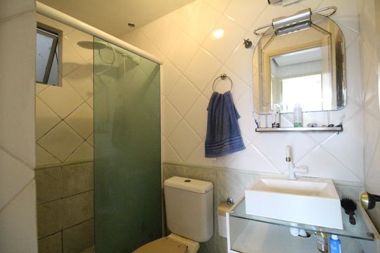 Banheiro de apartamento para alugar com 2 quartos, 60m² em Jacarepaguá, Rio de Janeiro