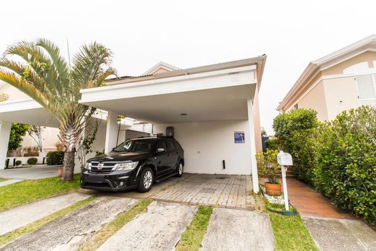Fachada de casa de condomínio à venda com 3 quartos, 164m² em Tamboré, Santana de Parnaíba
