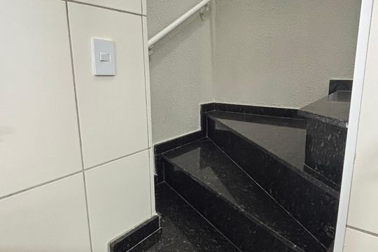 Escada de apartamento para alugar com 2 quartos, 85m² em Pinheirinho, Santo André
