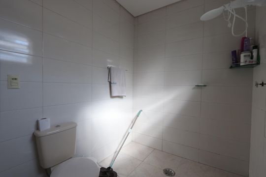 Banheiro da Suíte 2 de casa para alugar com 3 quartos, 240m² em Vila Cleonice, São Paulo
