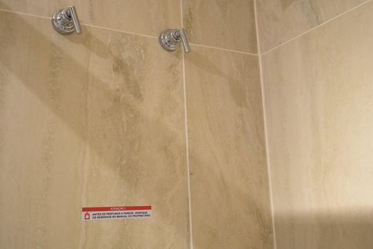 Banheiro social de kitnet/studio para alugar com 1 quarto, 35m² em Cerqueira César, São Paulo