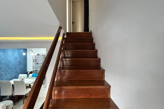 Escada de casa de condomínio à venda com 2 quartos, 97m² em Humaitá, Porto Alegre