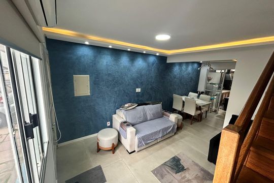 Sala de casa de condomínio à venda com 2 quartos, 97m² em Humaitá, Porto Alegre