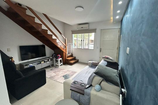 Sala de casa de condomínio à venda com 2 quartos, 97m² em Humaitá, Porto Alegre