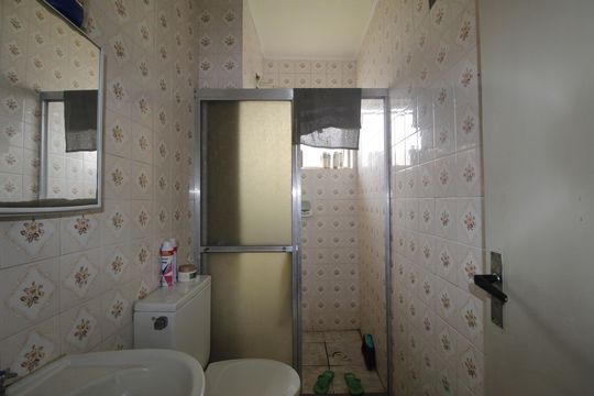 Banheiro de apartamento à venda com 1 quarto, 43m² em Jardim do Salso, Porto Alegre