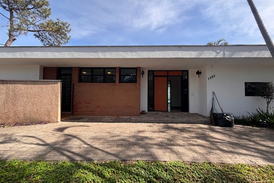 Fachada de casa à venda com 4 quartos, 768m² em Vila Madalena, São Paulo